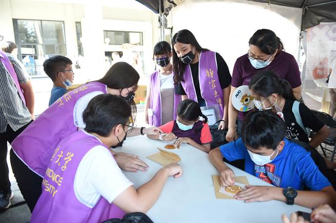 食營系的「食趣營樂」主題，結合掀起全球熱潮的韓劇「魷魚遊戲」中的古早味零食椪糖，在寓教於樂活動中獲得豐富的食品營養相關知識。（靜宜大學提供)