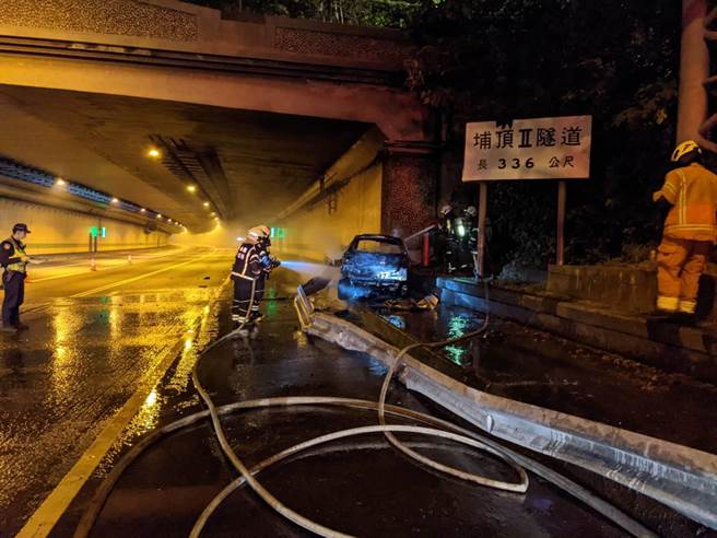 國道3號大溪段車輛自撞起火駕駛自行逃出無酒駕。(警方提供／呂筱蟬桃園傳真)