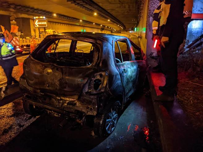 國道3號大溪段車輛自撞起火駕駛自行逃出無酒駕。(警方提供／呂筱蟬桃園傳真)