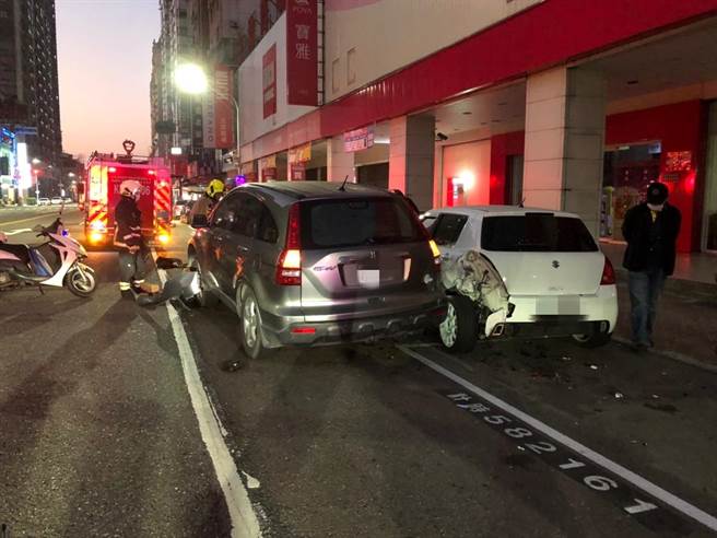 高市三民區清晨發生一起車禍，檳榔西施疑因疲勞駕駛駕車衝撞路邊2車，造成1名路人遭夾擊命危。（翻攝照片／石秀華高雄傳真）