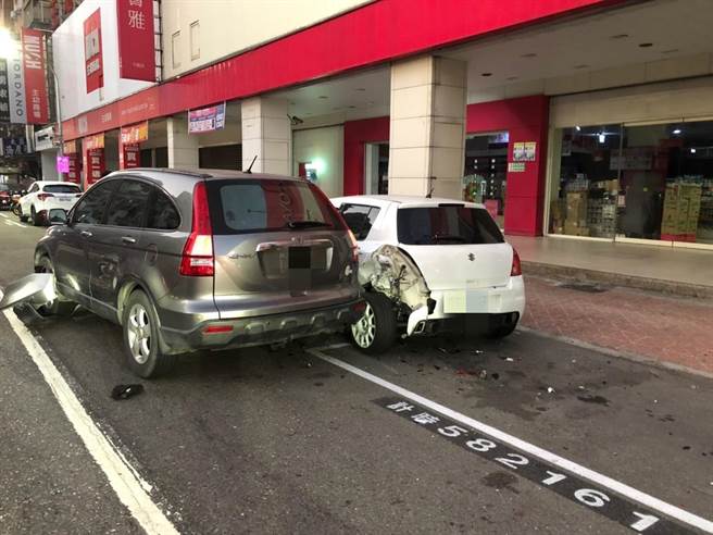 王姓女子駕駛銀色自小客撞擊路邊2輛轎車，波及1路人重傷。（翻攝照片／石秀華高雄傳真）