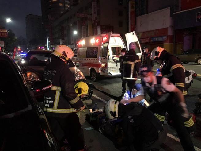 消防救護員在車禍現場搶救受傷的男性路人。（翻攝照片／石秀華高雄傳真）
