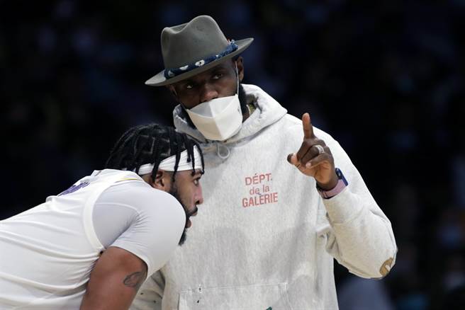 詹姆斯戴著帽子在場邊指導安東尼戴維斯。(美聯社)