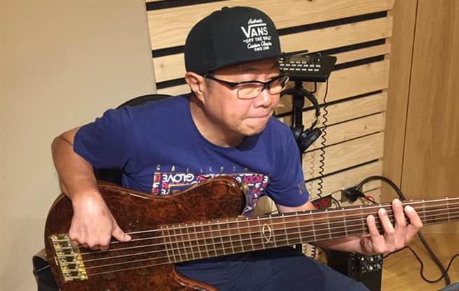 资深乐手阿本老师14日癌逝。（图／FB@陈本恩）