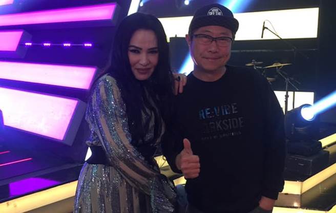 阿本老师生前和眾多演艺圈朋友合作过，左为潘越云。（图／FB@陈本恩）