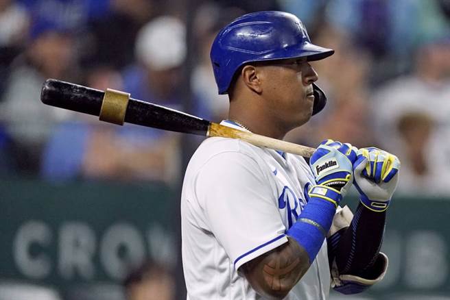 皇家捕手裴瑞兹虽然是全垒打王，但身为捕手让他在WAR值吃了闷亏。（美联社资料照）