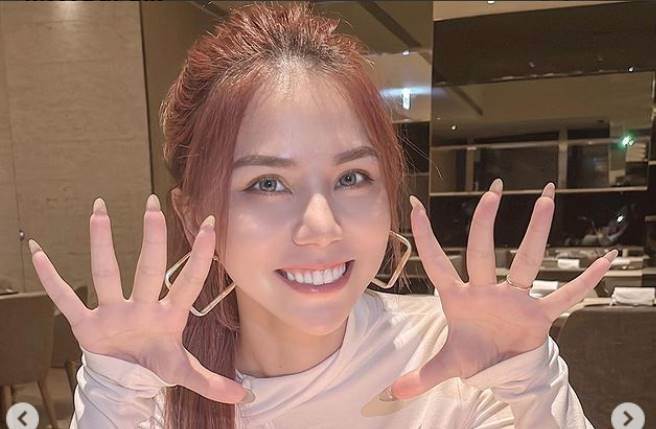 蕾菈以天使脸孔、魔鬼身材，加上她无尺度的谈话风格，让蕾菈拥高人气。（图／取材自蕾菈Instagram）