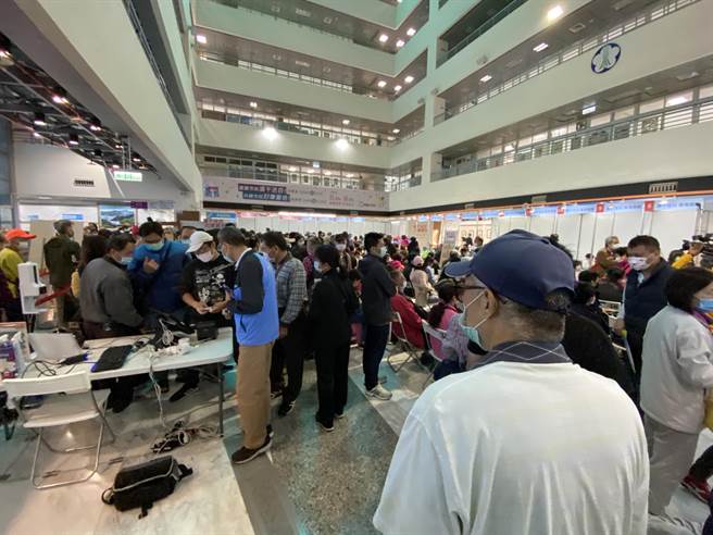 嘉义市购物节持发票兑换现金人潮塞爆市府。（廖素慧摄）