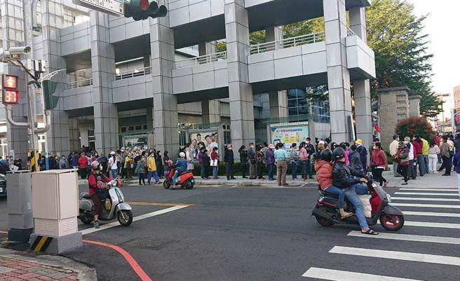 嘉义市购物节持发票兑换现金，人龙爆多包围市府。（廖素慧摄）