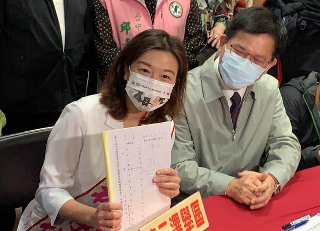 民进党参选人林静仪上午8时由竞选总部主委林佳龙、总干事陈柏惟等人陪同登记。（卢金足摄） 