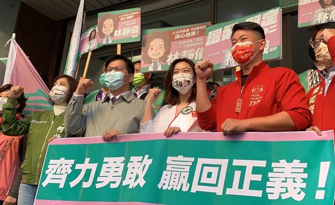 民进党参选人林静仪穿医师白袍登记，高喊勇敢齐力，赢回正义。（卢金足摄） 