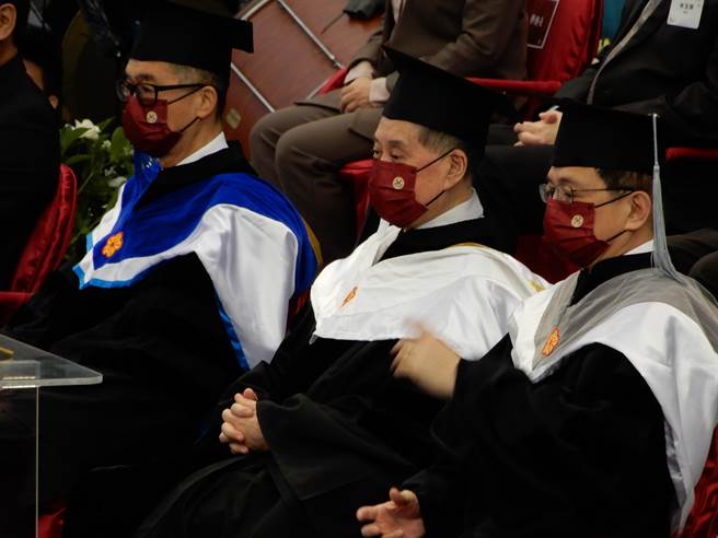 台大今天舉行創校93年校慶慶祝大會，校長管中閔（右）頒發名譽博士學位給文學家白先勇（中）及聯發科技公司董事蔡明介（左）兩人名譽博士學位。（林志成攝）