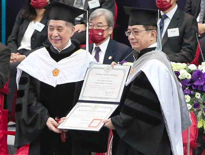  國立臺灣大學15日在校總區綜合體育館舉行創校 93 年校慶慶祝大會 , 由校長管中閔（前右）主持，邀請歷任校長、各地校友及各界貴賓與會。會中致贈名譽博士學位給史學院特聘講座教授白先勇（前左）表彰其卓越的成就與貢獻 。（趙雙傑攝）