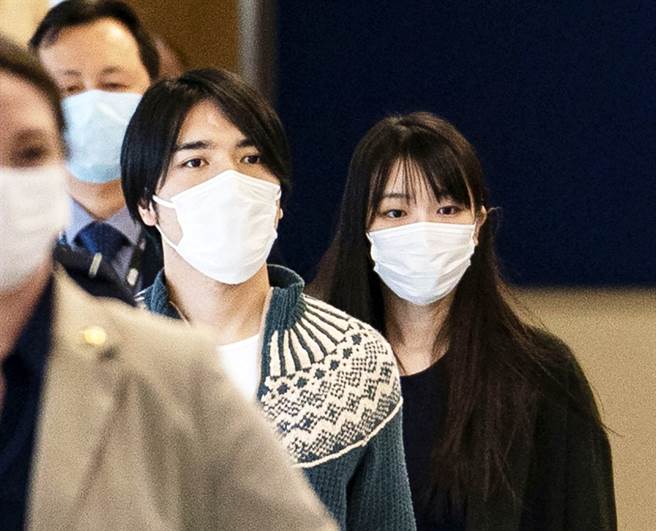 真子与小室圭于14日上午抵达纽约，英媒报导两人入住曼哈顿月租13万台币的一房公寓，虽然只有一房，但是整栋大楼相当豪华，有健身中心、水疗室等。（图／美联社、共同社）