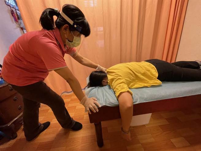 高雄市劳工局为提振视障按摩商机，推出障按摩消费满300元可抽iPhone13大奖。（高市劳工局提供／石秀华高雄传真）