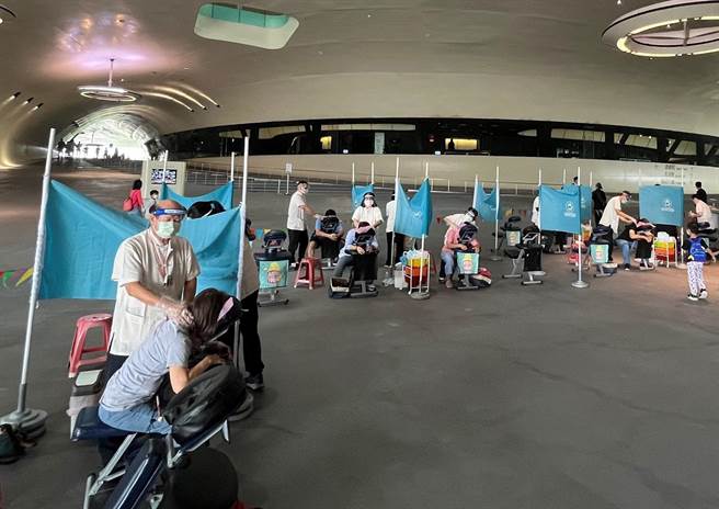 高市劳工局为提振视障按摩商机，举办「指尖幸福，发现eye」视障按摩行销活动。（高市劳工局提供／石秀华高雄传真）