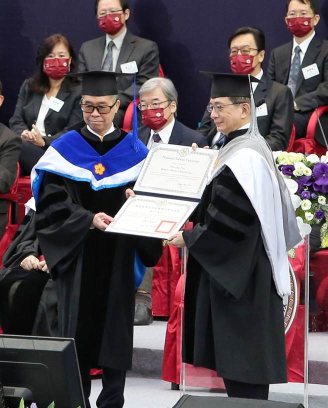 國立臺灣大學15日在校總區綜合體育館舉行創校 93 年校慶慶祝大會 , 由校長管中閔（前右）主持，邀請歷任校長、各地校友及各界貴賓與會。會中致贈名譽博士給聯發科技董事長蔡明介（前左）， 表彰其卓越的成就與貢獻。（趙雙傑攝）