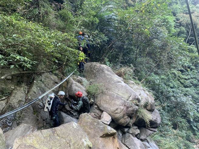 一行15名溪降团今日早上陆续垂降至地面，人员平安下撤中。（台中市消防局提供）
