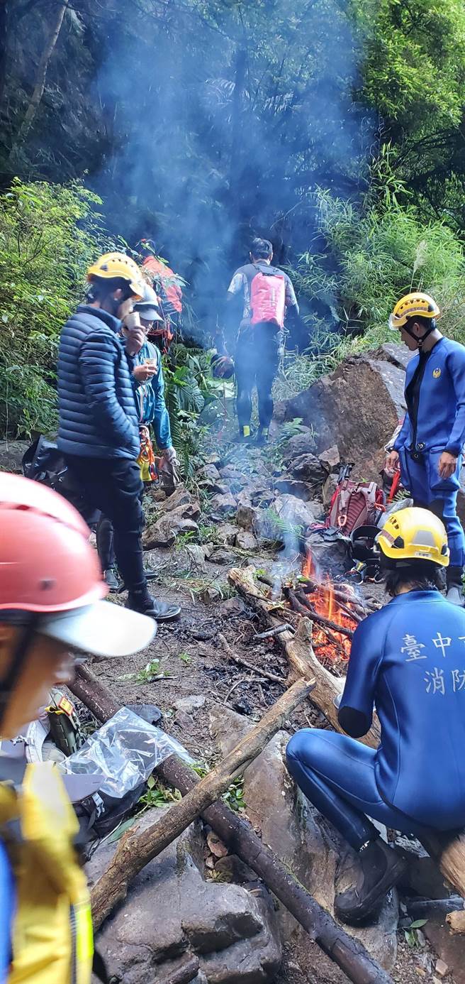 一行15名溪降团今日早上陆续垂降至地面，台中市消防局第二大队提供姜茶暖身。（台中市消防局提供）