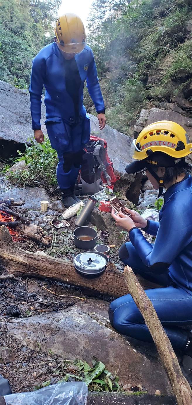 一行15名溪降团今日早上陆续垂降至地面，台中市消防局第二大队提供姜茶暖身。（台中市消防局提供）