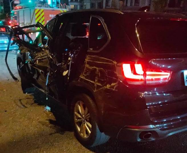 曳引车疑因踩不到剎车致失控，向左侧快车道撞击，造成7车连环撞。（民眾提供）