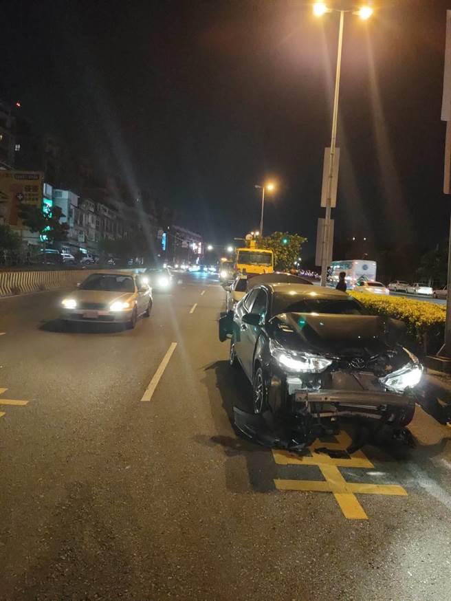 曳引车疑因踩不到剎车致失控，向左侧快车道撞击，造成7车连环撞。（民眾提供）