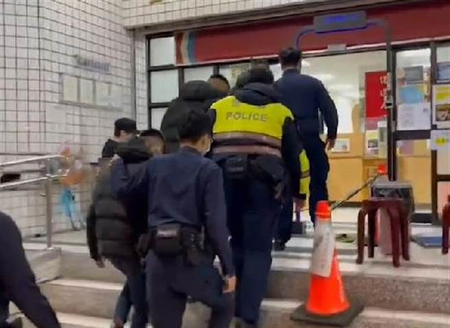 嫌態度不好 三重3男狠拿安全帽砸加油站人員最後仍被警方緝捕到案(翻攝照片／戴上容新北傳真)