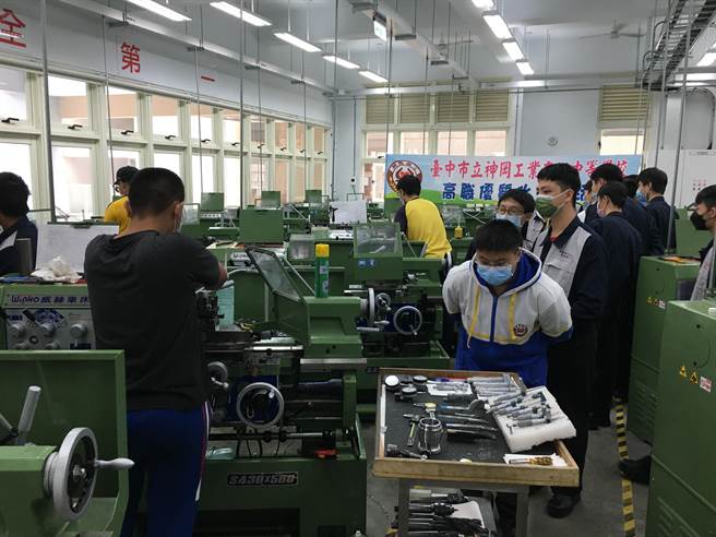 神岡高工日前舉辦工科技藝友誼賽，為明年全國競賽做準備。(神岡高工提供)