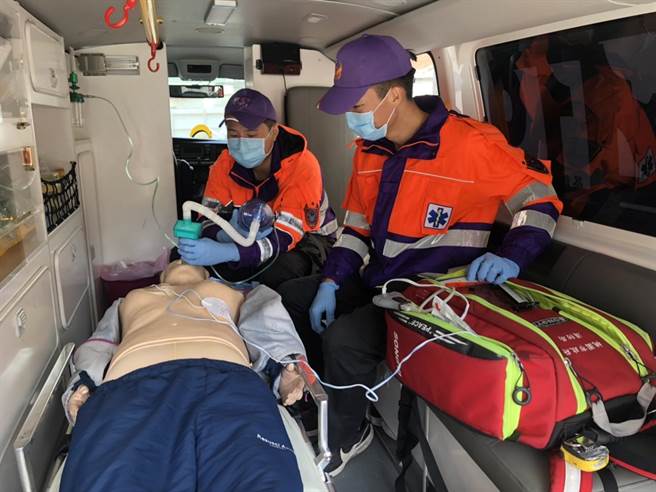 大園消防分隊隊員呂侑哲、傅健佑國道爆胎臨危不亂，從死神手中救回失去生命跡象的游姓男子。（大園消防分隊提供／蔡依珍桃園傳真）