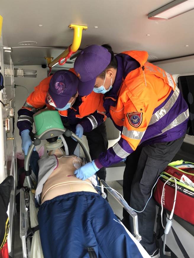 大園消防分隊隊員呂侑哲、傅健佑國道爆胎臨危不亂，從死神手中救回失去生命跡象的游姓男子。（大園消防分隊提供／蔡依珍桃園傳真）