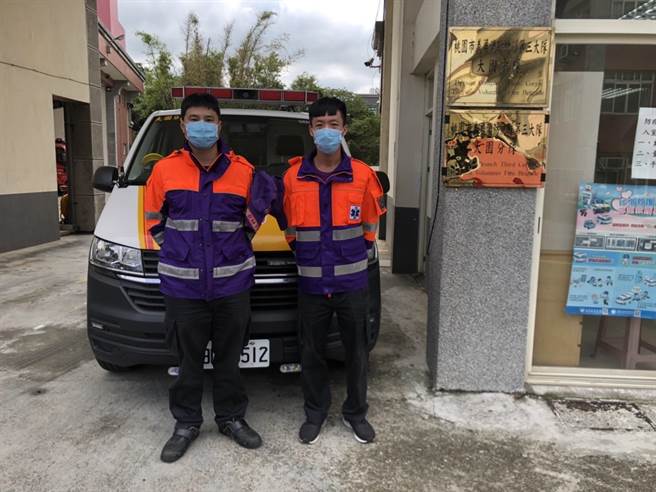 大園消防分隊隊員呂侑哲、傅健佑國道爆胎臨危不亂，從死神手中救回失去生命跡象的游姓男子。（大園消防分隊提供／蔡依珍桃園傳真）