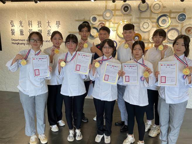 弘光餐旅系新生廚藝創意競賽，奪下5金4銀佳績。（陳淑娥攝）