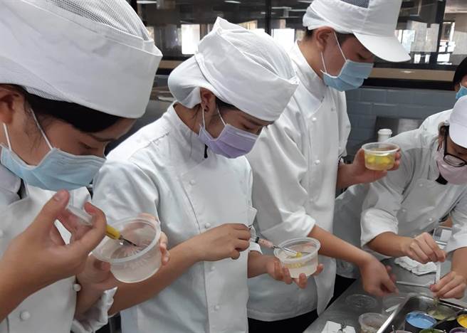 弘光餐旅系新生首次學習果凍花。（陳淑娥攝）