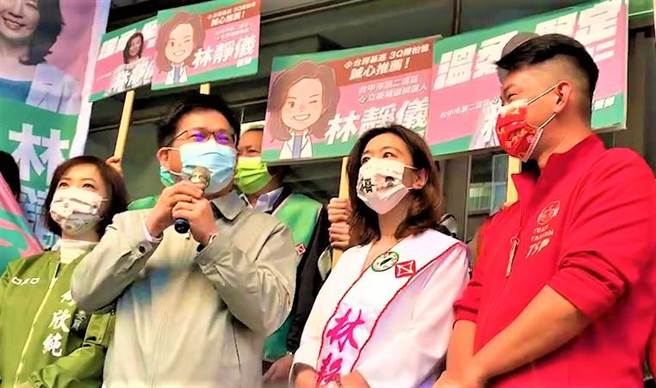 前台中市長林佳龍（左二）15日在陪同林靜儀登記參選第二選區時強調，強調空戰熱絡，陸戰部分民進黨台中市黨部已總動員，舉辦座談會要遍地開花。（盧金足攝）