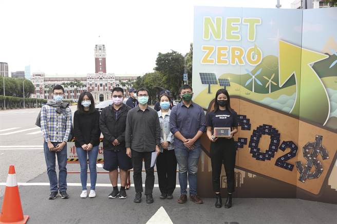 綠色和平與青年團體今（15）日在總統府前站上肥皂箱，誦讀COP26期間蒐集來超過300張來自民眾的明信片(綠色和平提供)