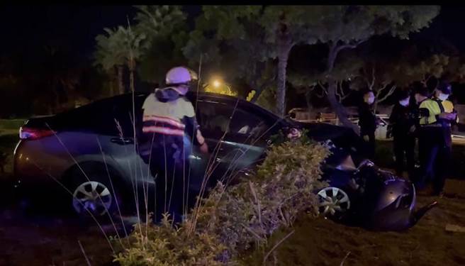 花蓮43歲有多項毒品前科且無駕照的林姓男子，闖紅燈不服攔停逃逸，最後在路口再度闖紅燈後，不慎撞到綠燈直行車，以致車頭全毀。（警方提供／羅亦晽花蓮傳真）