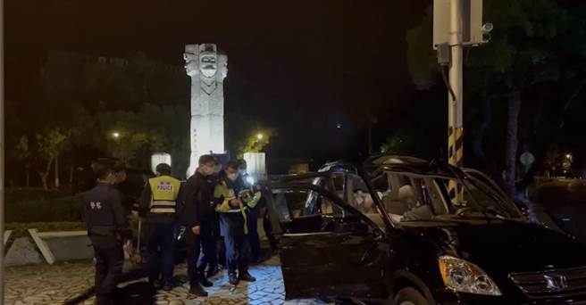 花蓮43歲有多項毒品前科且無駕照的林姓男子，闖紅燈不服攔停逃逸，最後在路口再度闖紅燈後，不慎撞到綠燈直行車，造成對方車身多處凹陷。（警方提供／羅亦晽花蓮傳真）