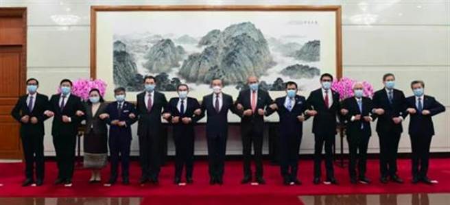 王毅会见东盟国家驻华使节。（中国外交部官网）