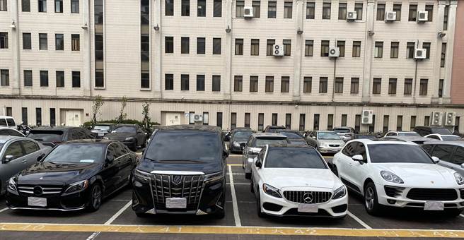 警方逮捕以许姓主嫌为首的赌博犯罪集团，当场查扣4部赃车。（张妍溱摄）