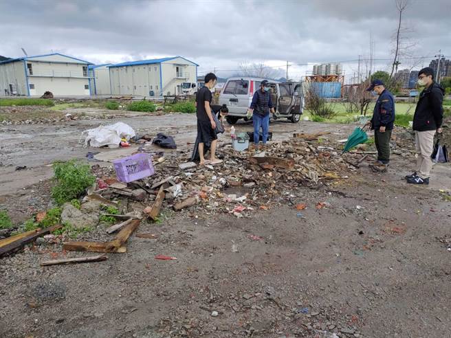 新北市環保局接獲民眾檢舉，又有不肖業者在塭仔圳重劃區濫倒廢棄物。（新北市地政局提供）