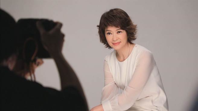 中天当家主播拍摄照片时相当专业自若。（中天新闻台提供）