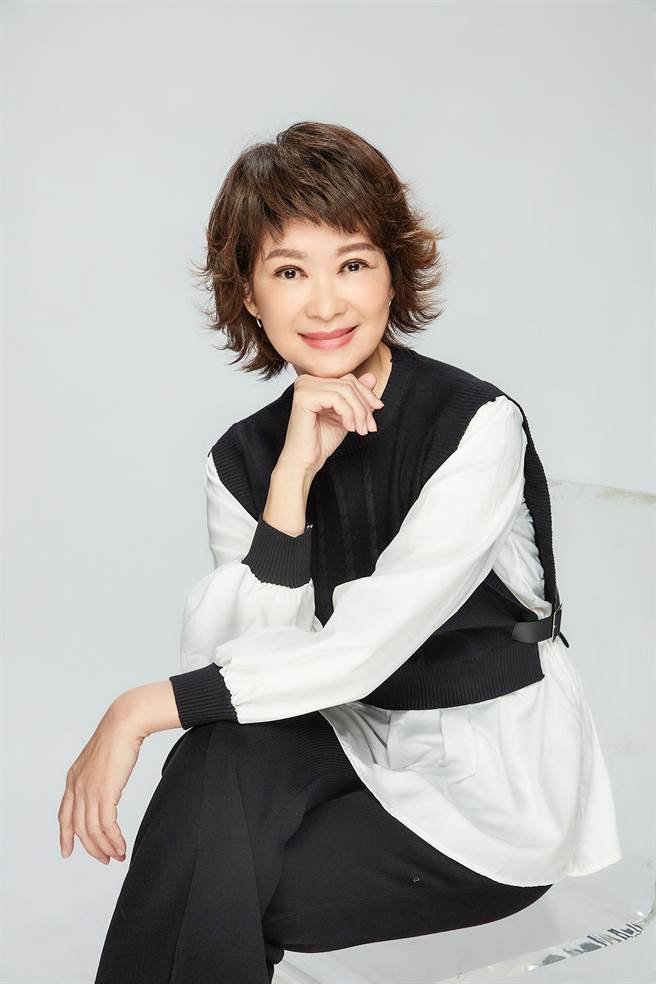 中天当家主播在桌历照片中展现专业风采。（中天新闻台提供）