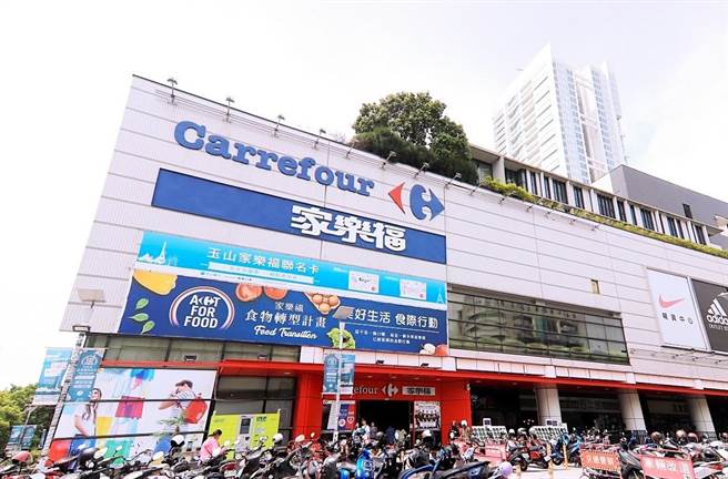 量贩店成为后疫情时代好邻居，不动产业统计台中市热门交易量贩宅前10名，西屯区「家乐褔青海店」一举拔得头筹。（有巢氏房屋提供／卢金足台中传真）