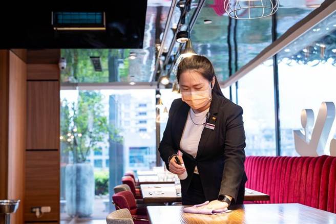 （瓦城泰统集团「安心餐厅」全面升级进化，餐厅全场域导入飞利浦UV-C消毒解决方案。图／瓦城泰统集团）