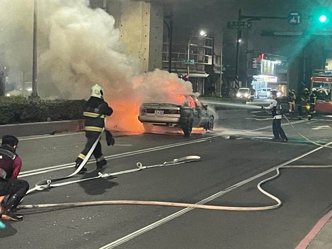高雄鳳山88快速道路下方南華一路與和成路口14日晚間8時20分發生火燒車事件。（翻攝畫面／洪浩軒高雄傳真）