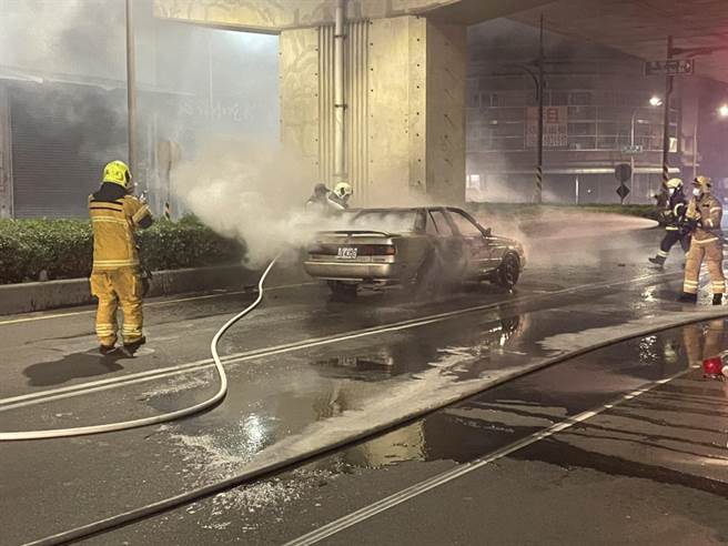 高雄鳳山88快速道路下方南華一路與和成路口14日晚間8時20分發生火燒車事件。（翻攝畫面／洪浩軒高雄傳真）