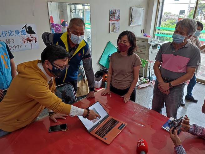 谢姓负责人（右２）也到现场解释，但家属并不领情。（吴建辉摄）