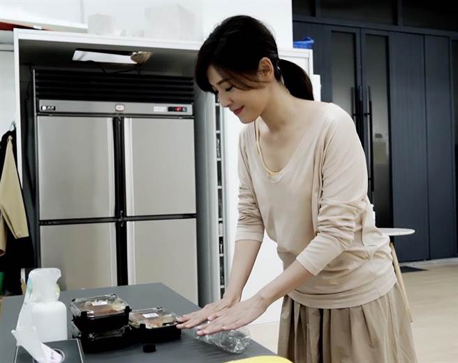 蘇慧倫按壓寶特瓶，並丟進回收箱回收。（相信音樂提供）