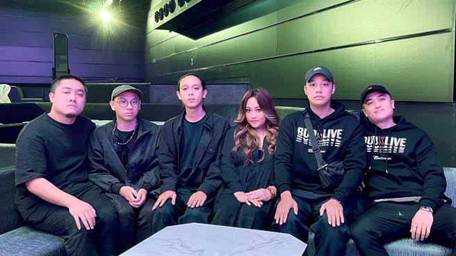 家家（右三）有隨手關燈節約能源好習慣。（相信音樂提供）