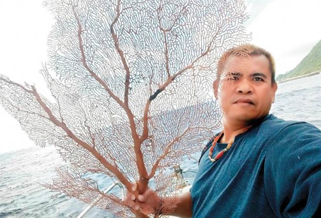 谢明辉钓到红珊瑚，随即抛回海中，维护海洋生态。（翻摄画面）